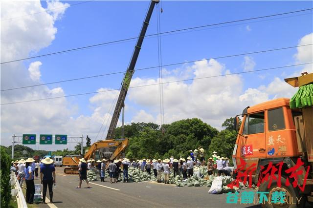 团洲垸险情第三道防线树立基本实现 洞庭湖全线分开警戒水位 (咸宁团洲村)